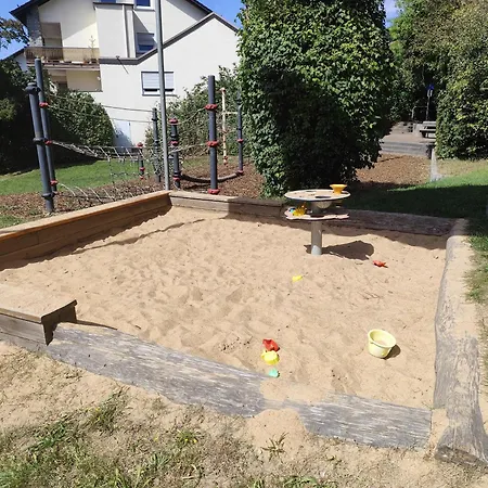 Lägenhet Familienfreundliche Dgw In Ruhiger Lage Fuer 4 Personen - Waschtrockner, Arbeitsplatz, Balkon Und Gartennutzung *